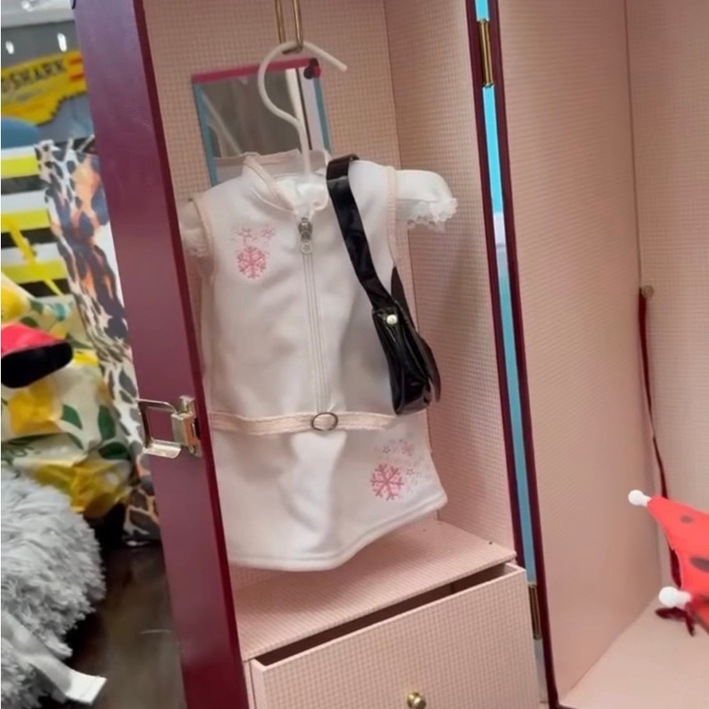 American Girl trunk that can be closer and carrying case